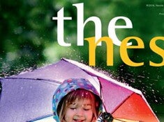 ילדה עם מטריה